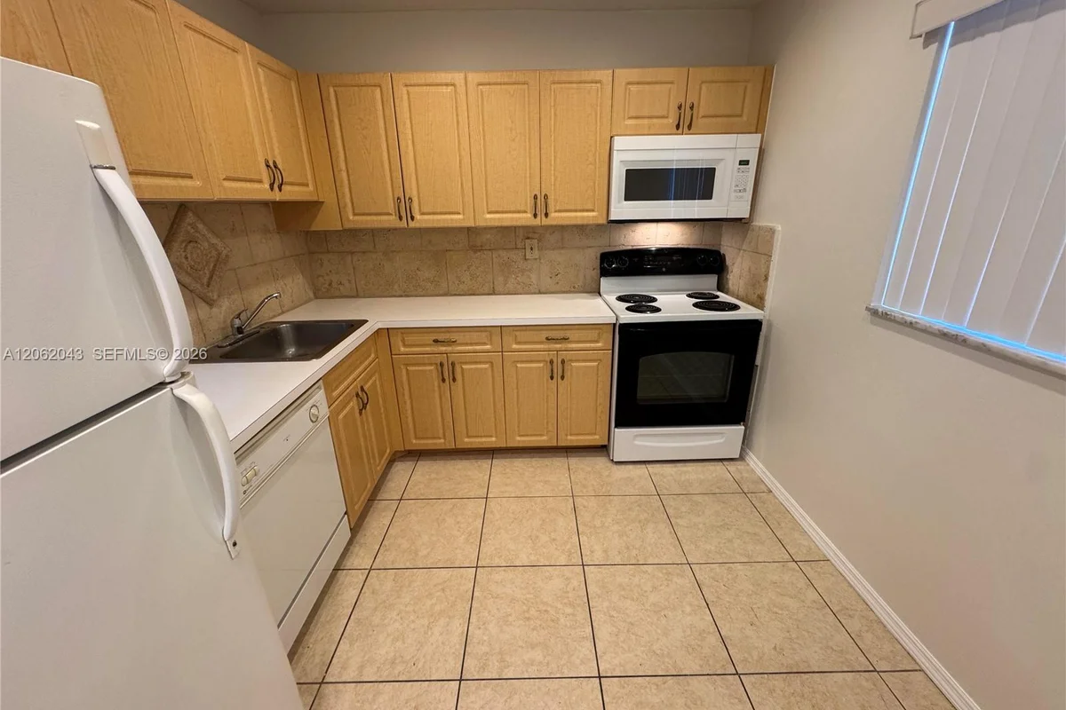 7700 Camino Real #D-407, Miami: photo 1 of 3