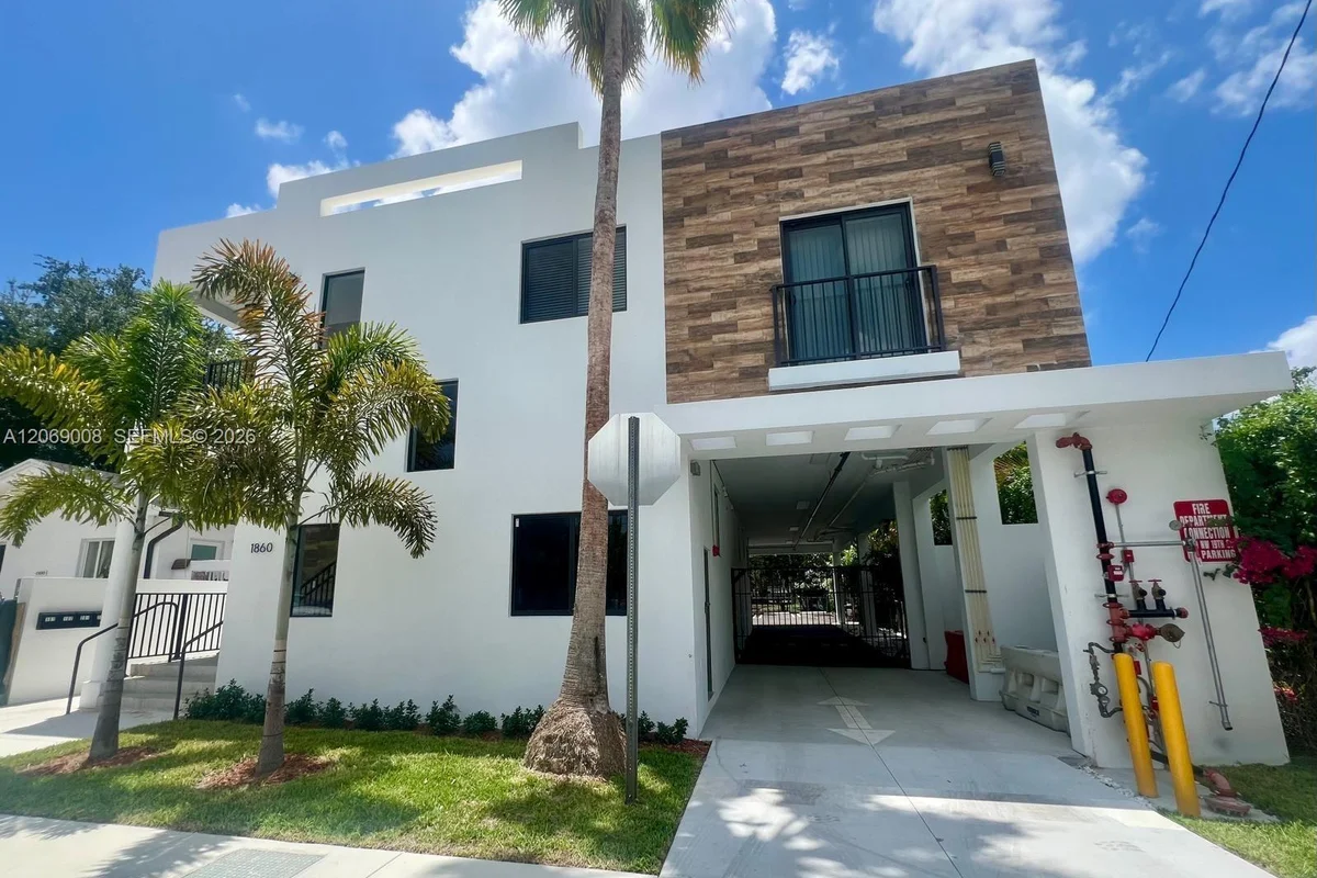 1860 NW 19th St #101, Miami: photo 1 of 11
