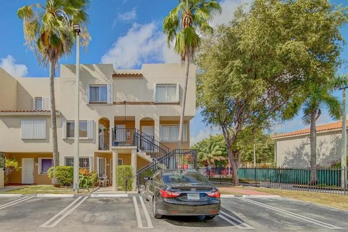 551 NW 82nd Ave #526, Miami: photo 1 of 18