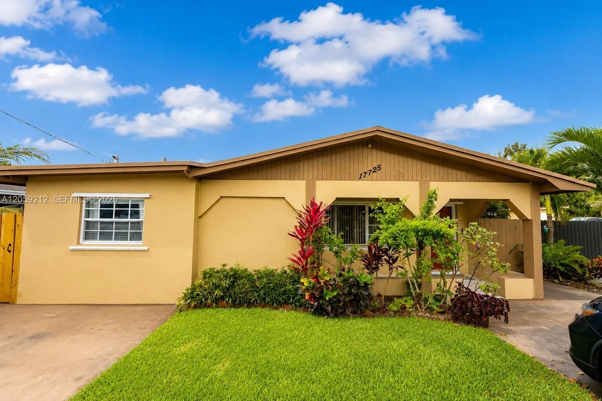Townhouse in Miami Gardens: photo 1 of 9