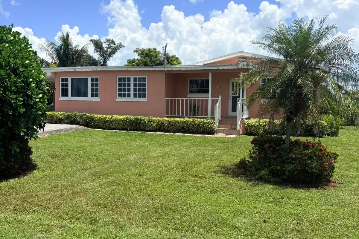 1117 NE 23rd St, Belle Glade: photo 1 of 25
