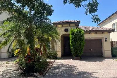 2410 NE 4th St, Homestead: photo 1 of 26