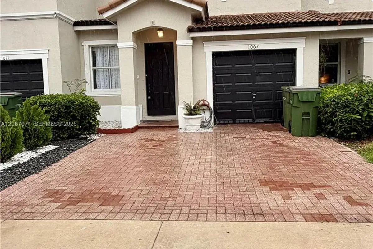 1067 NE 41st Pl, Homestead: photo 1 of 21