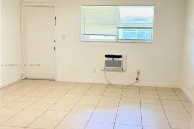 717 NE 1st St #5, Hallandale Beach: photo 1 of 5