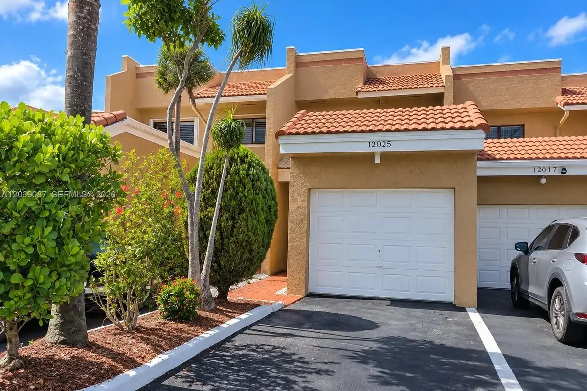 12025 S Las Palmas Dr, Pembroke Pines: photo 1 of 27