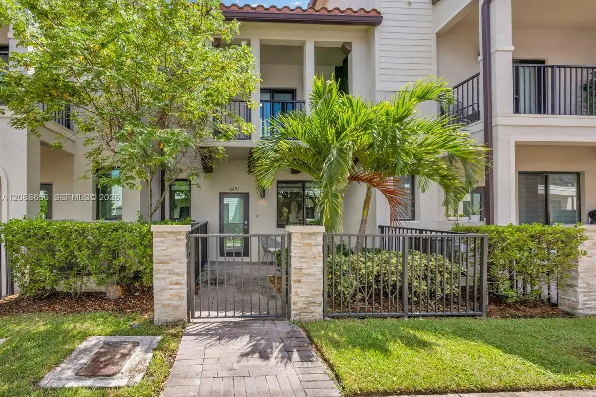 4691 NW 83rd Pkwy, Doral: photo 1 of 32