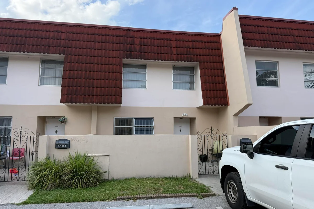 4136 Inverrary Dr #15C, Lauderhill: photo 1 of 39