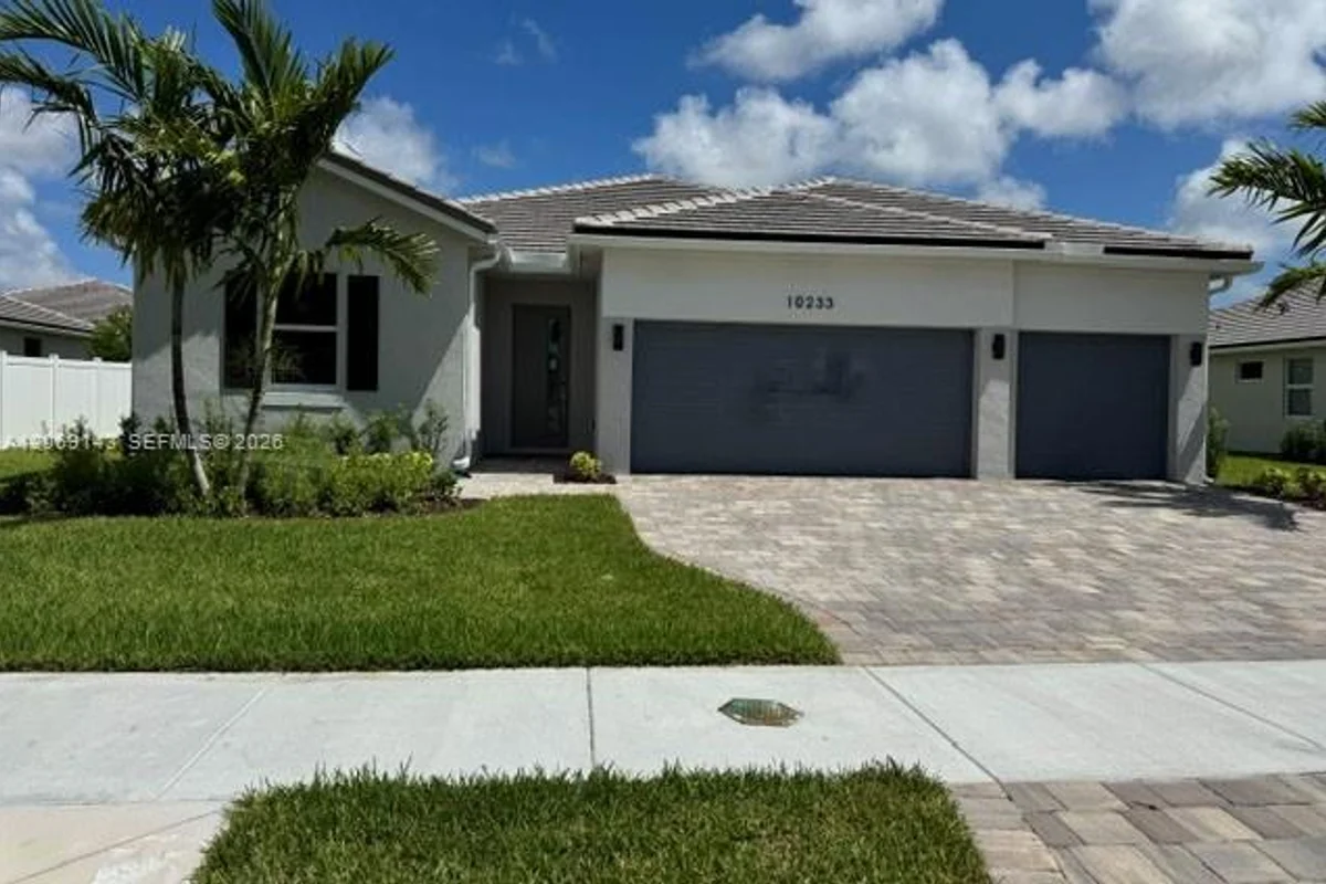 10233 Bahama Dr, Cutler Bay: photo 1 of 3