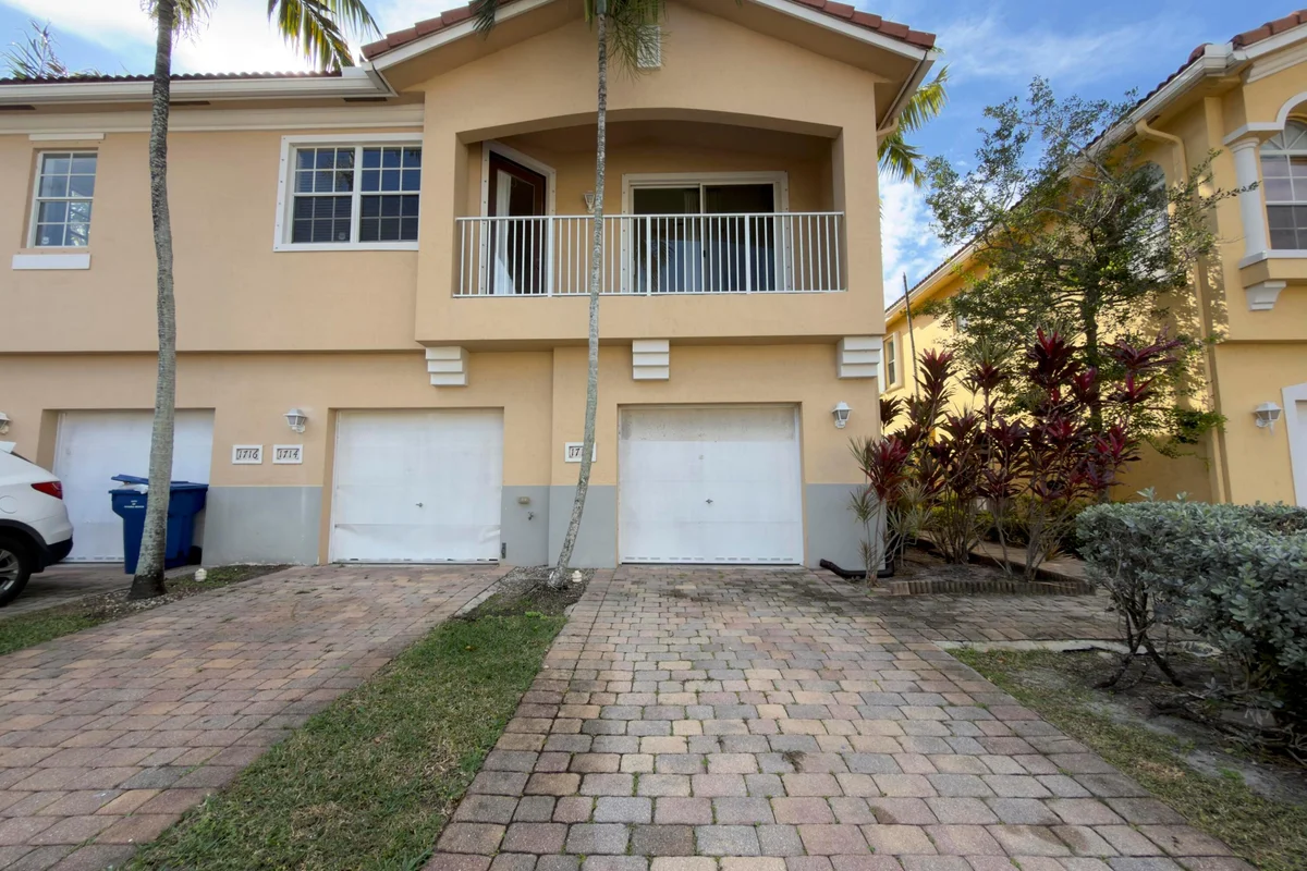 1712 Carvelle Dr, Riviera Beach: photo 1 of 9