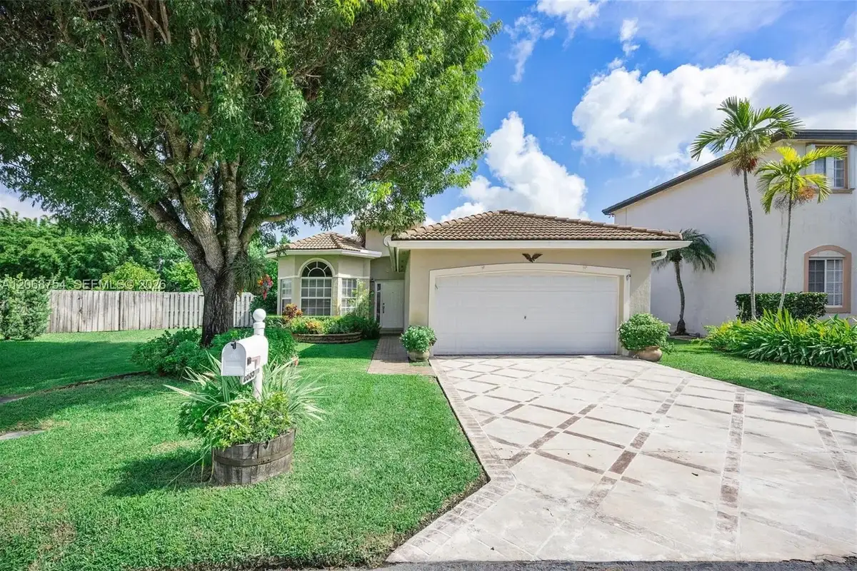2835 SE 4th Pl, Homestead: photo 1 of 30