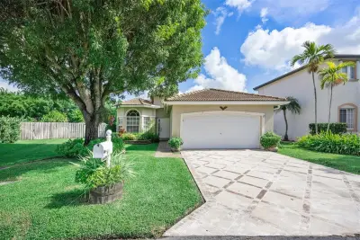 2835 SE 4th Pl, Homestead: photo 1 of 30