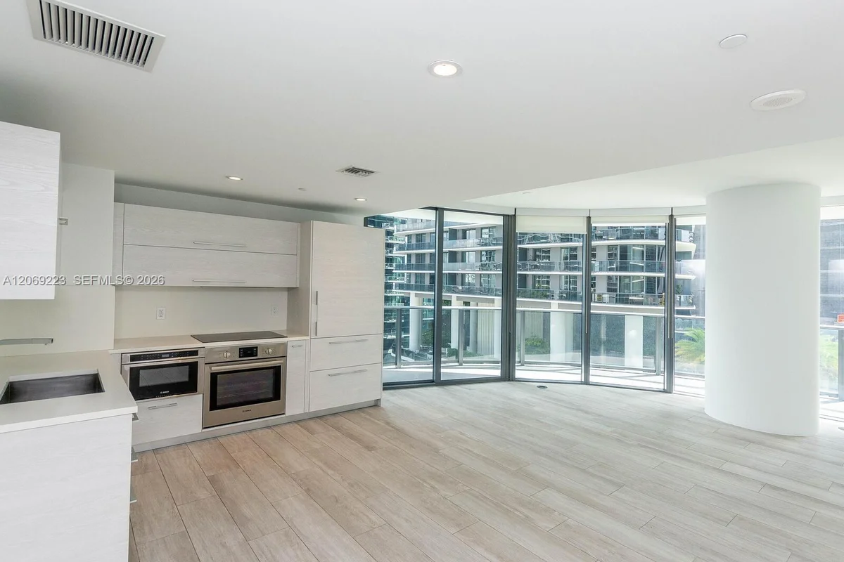 45 SW 9th St #1201, Miami: photo 1 of 37
