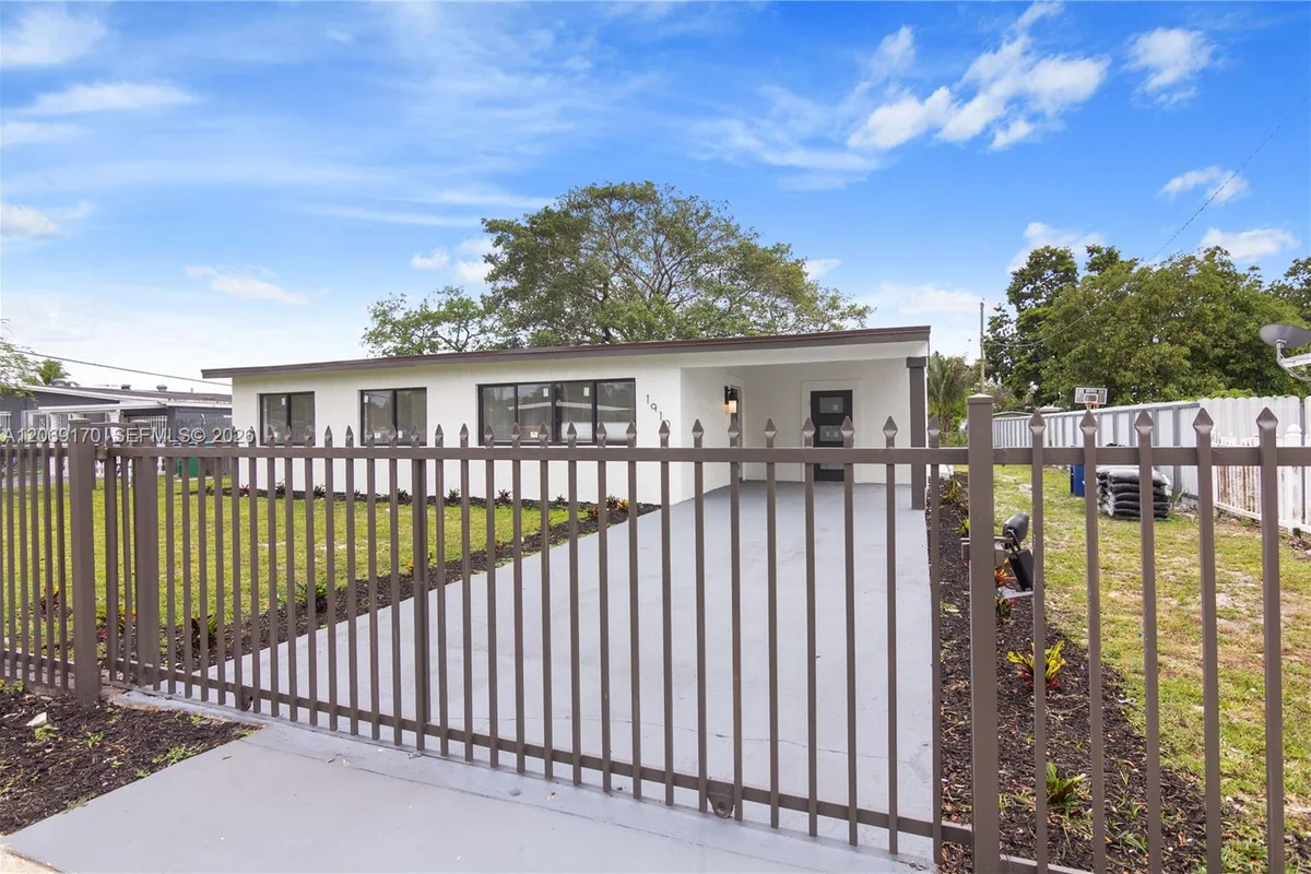 1910 NW 134th St, Miami: photo 1 of 20