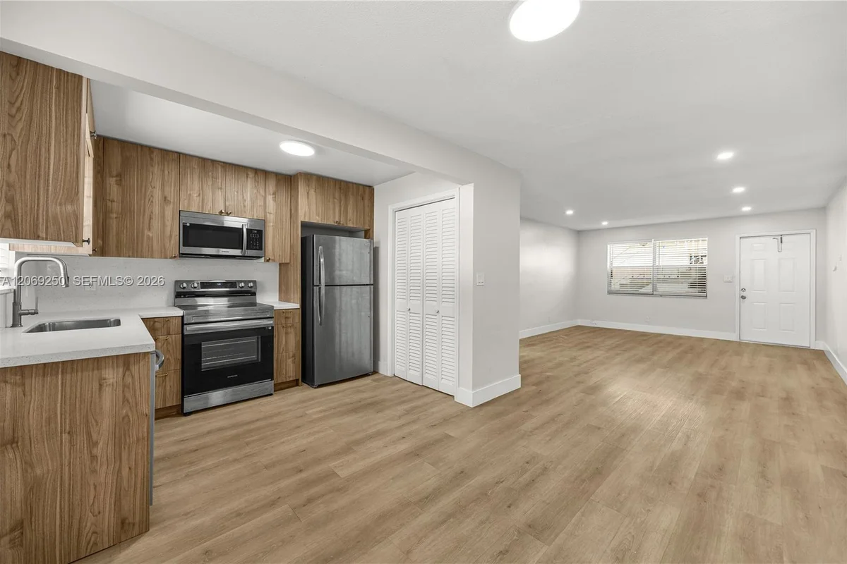 2418 Polk St #102, Hollywood: photo 1 of 16