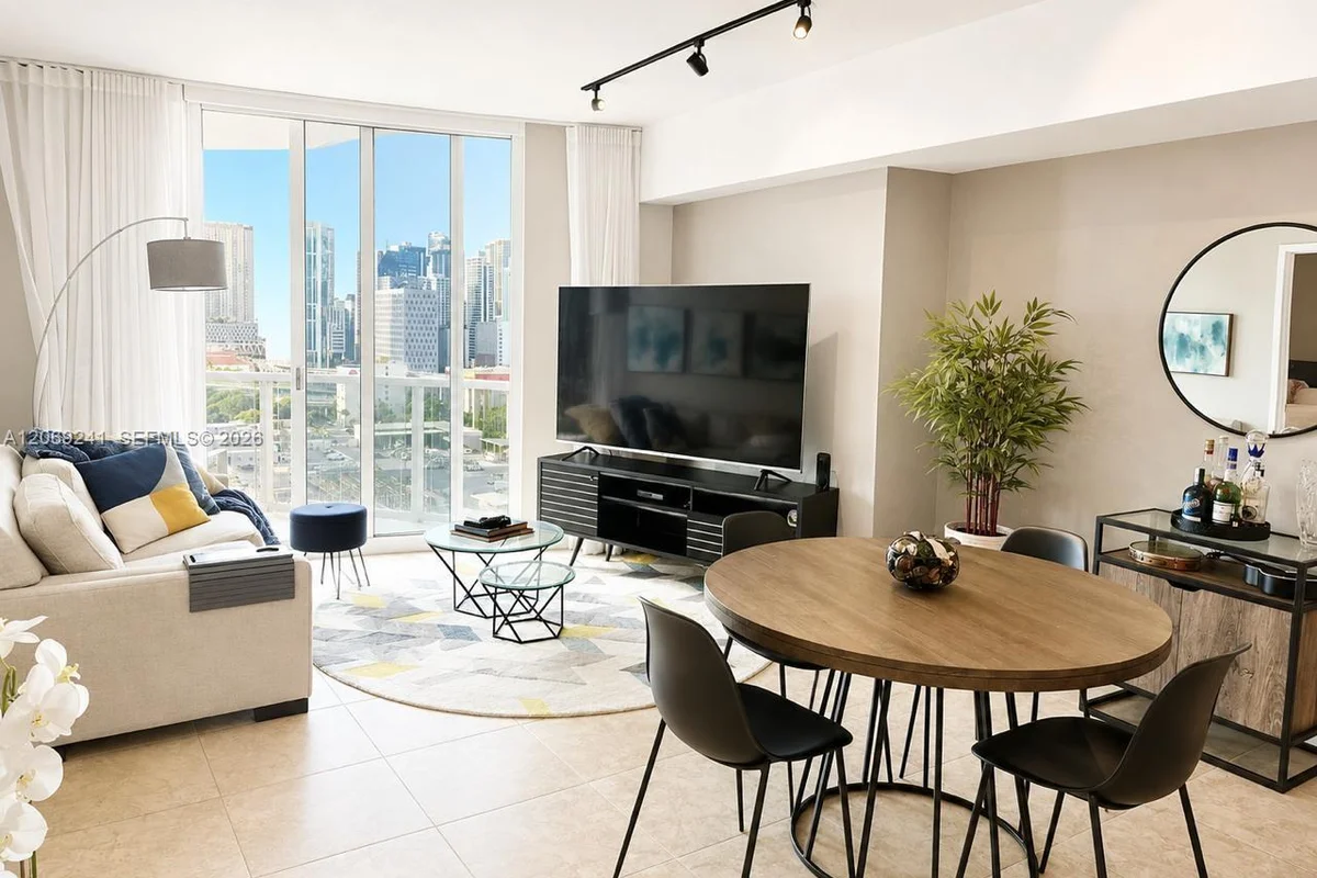 185 SW 7th St #1505, Miami: photo 1 of 15
