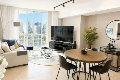 185 SW 7th St #1505, Miami: photo 1 of 15
