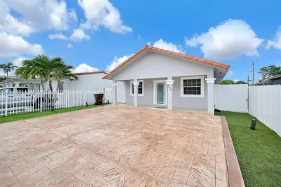 451 E 37st, Hialeah: photo 1 of 18