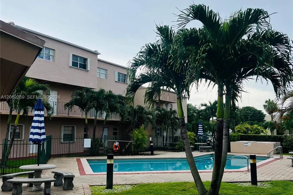 10500 SW 8th St #410, Miami: photo 1 of 30