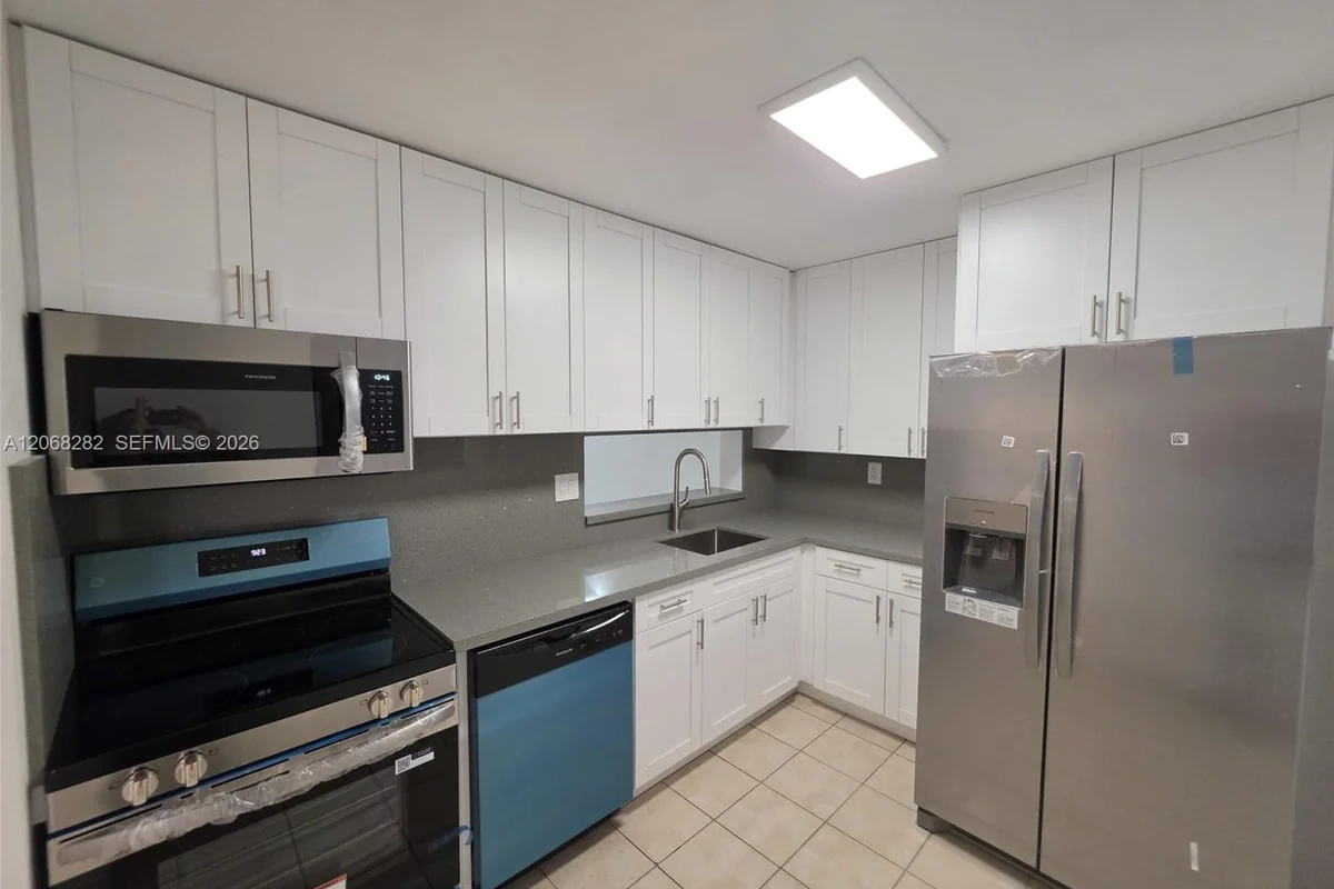 8400 SW 133rd Ave Rd #208, Miami: photo 1 of 11