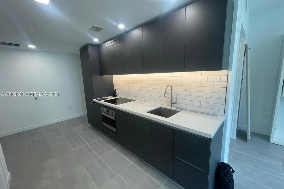 227 NE 2nd St #1613, Miami: photo 1 of 19