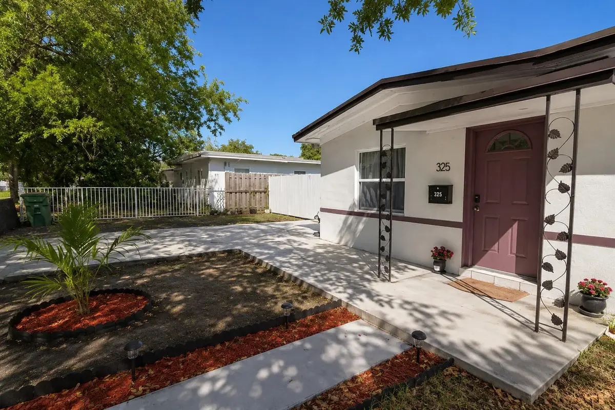 325 NW 135th St, North Miami: photo 1 of 17