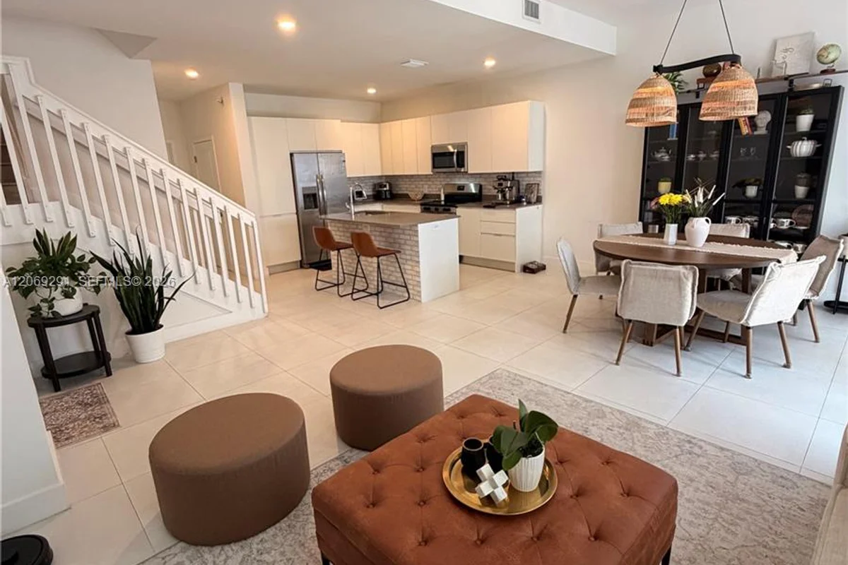Townhouse in Homestead: photo 1 of 20