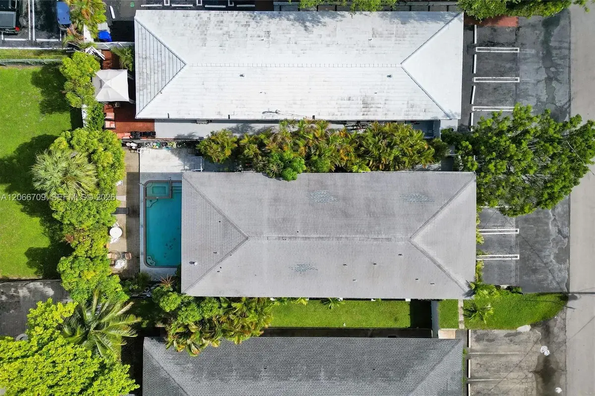 305 SE 12th Ave, Pompano Beach: photo 1 of 12