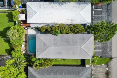 305 SE 12th Ave, Pompano Beach: photo 1 of 12