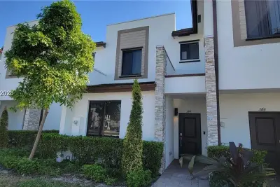 388 NE 208th Ter, Miami: photo 1 of 33