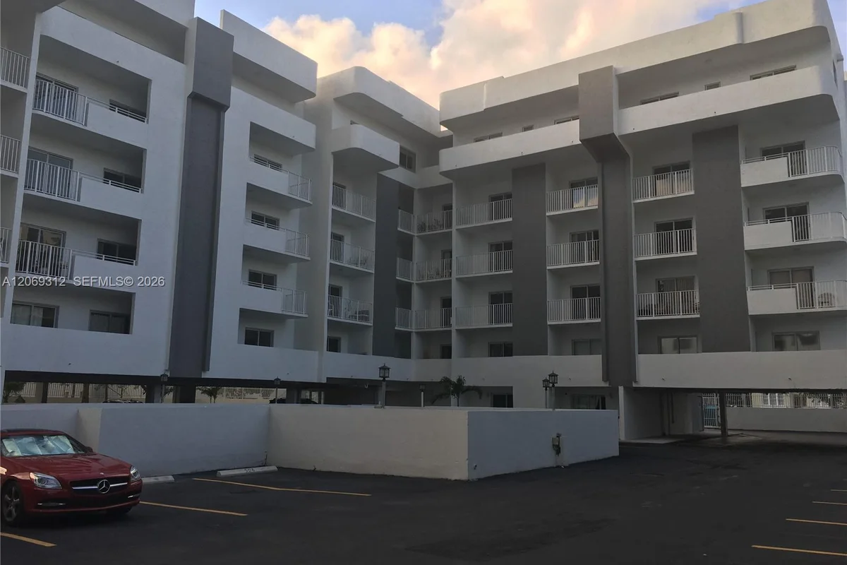 395 NE 21st St #202, Miami: photo 1 of 15