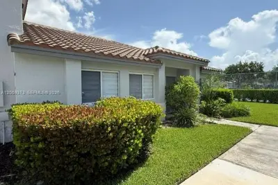 20861 NW 3rd Ln, Pembroke Pines: photo 1 of 14