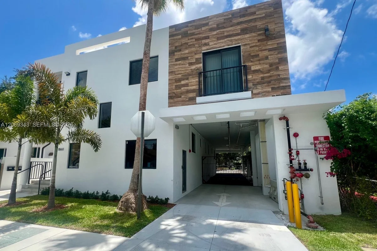 1860 NW 19th St #202, Miami: photo 1 of 15