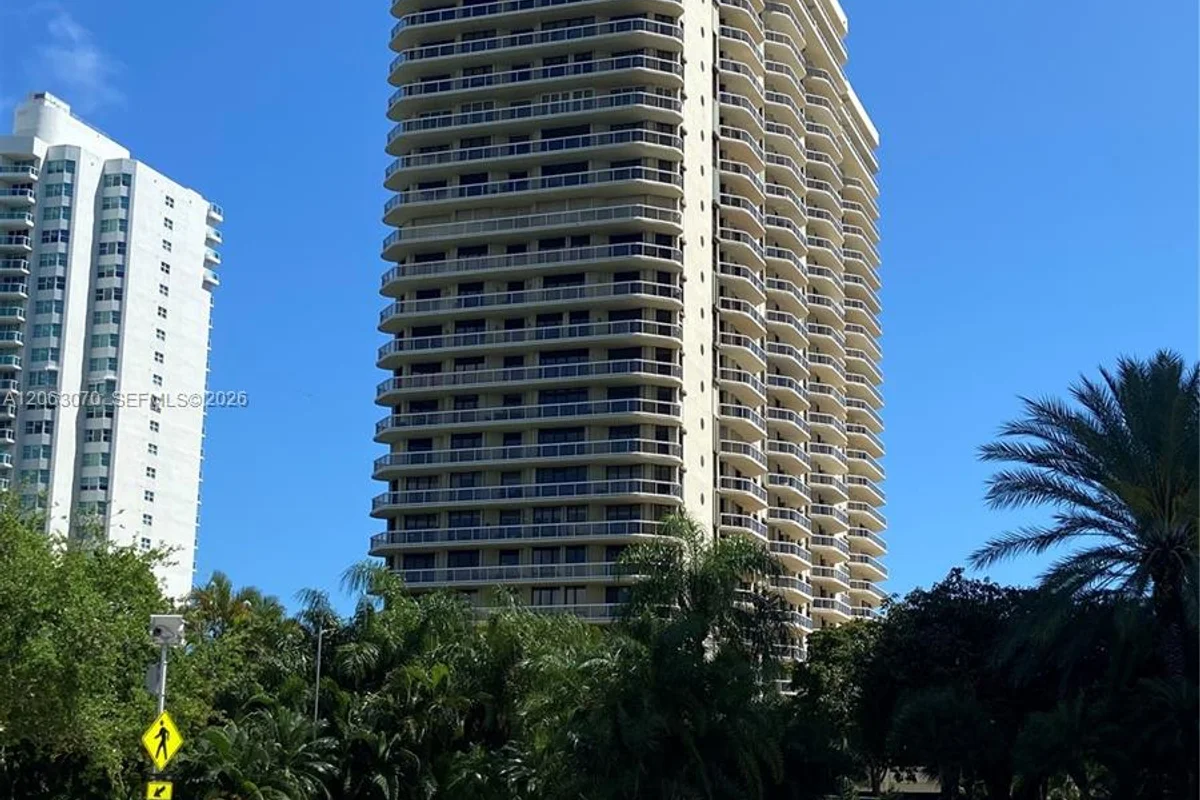 Condo in Aventura: photo 1 of 40
