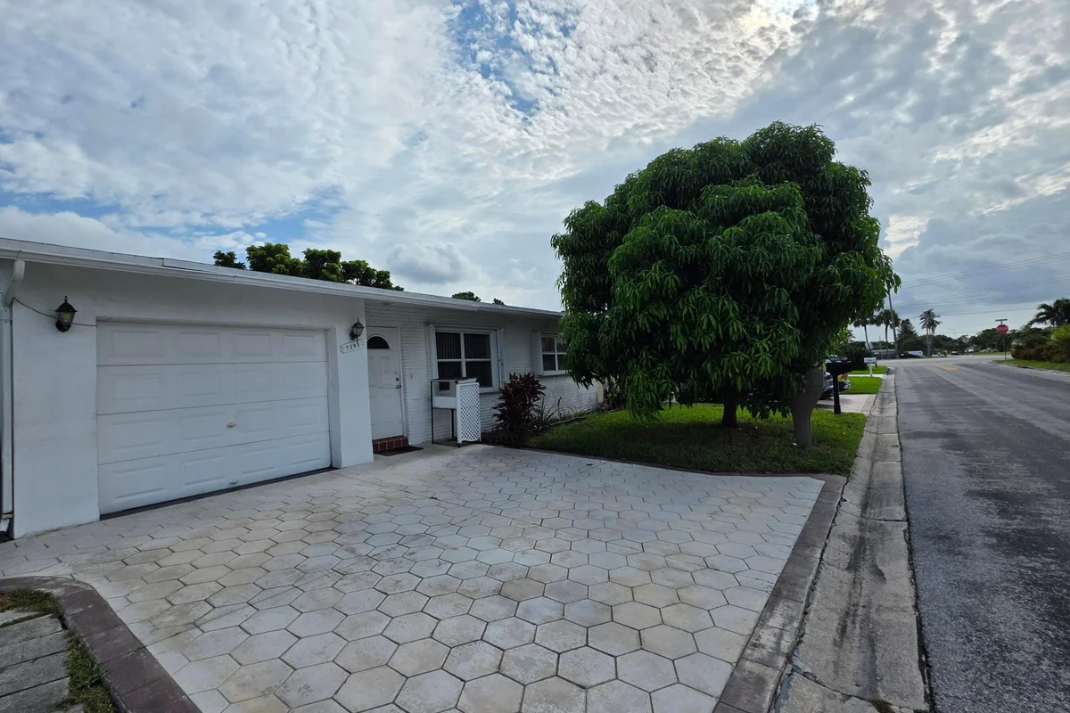 7195 NW 9th Ct, Margate: photo 1 of 31