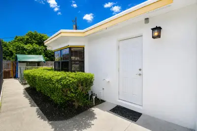 1316 Date Palm Dr, Lantana: photo 1 of 11