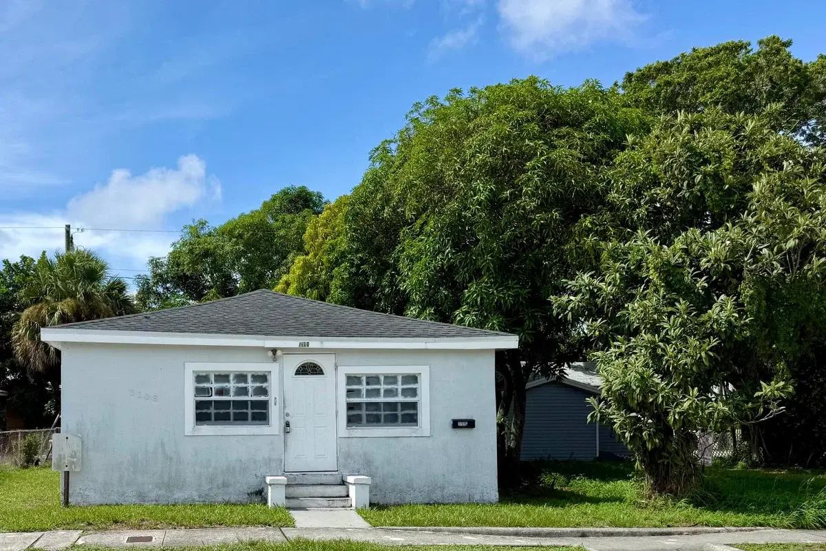 1108 State St, West Palm Beach: photo 1 of 17