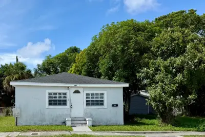 1108 State St, West Palm Beach: photo 1 of 17
