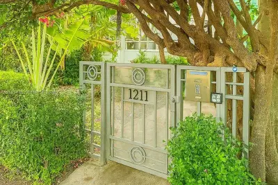 1211 Pennsylvania Ave #B1, Miami Beach: photo 1 of 10