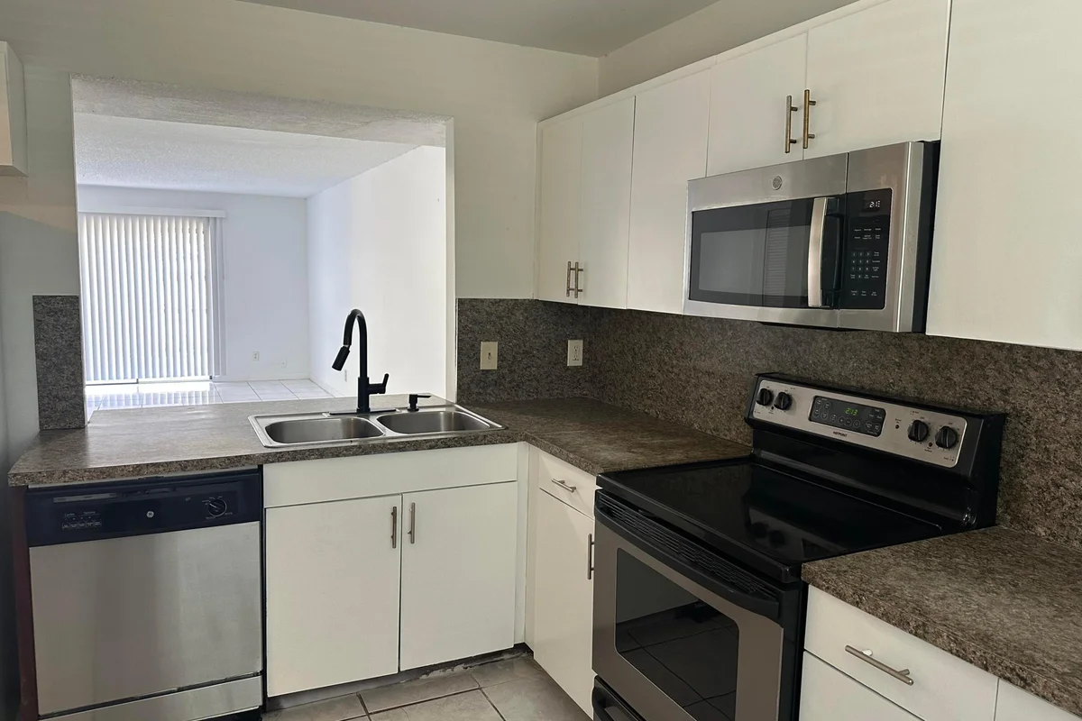 931 SW 20th Ct, Delray Beach: photo 1 of 22
