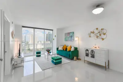 50 Biscayne Blvd #2505, Miami: photo 1 of 33
