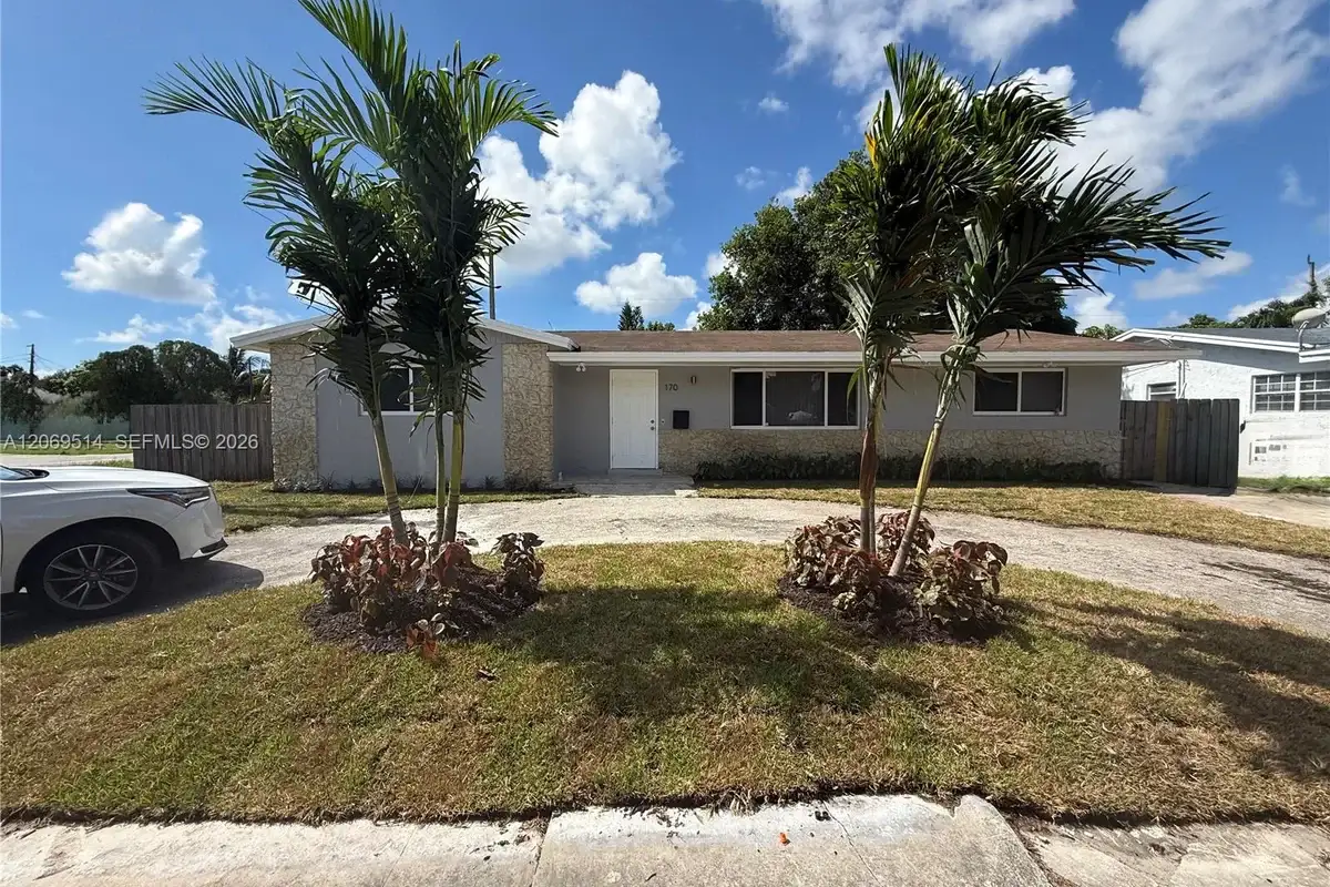 170 NE 174th St, Miami: photo 1 of 13