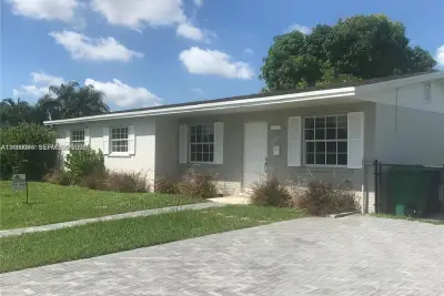 17940 NW 85th Ave, Hialeah: photo 1 of 13