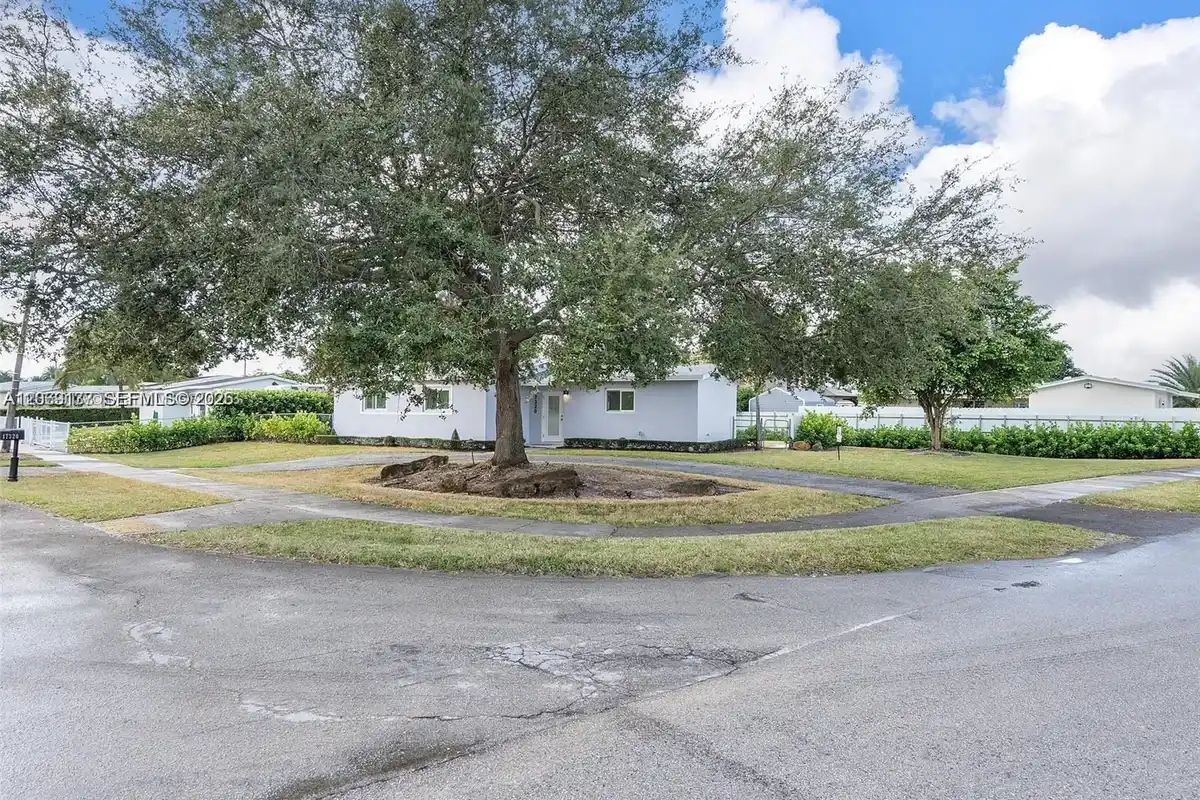 17320 NW 80th Ave, Hialeah: photo 1 of 44