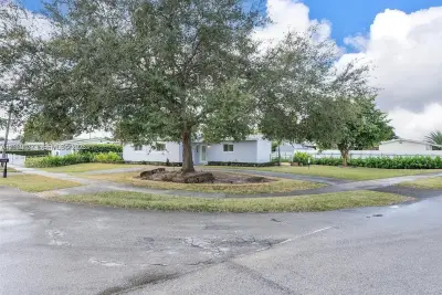 17320 NW 80th Ave, Hialeah: photo 1 of 44