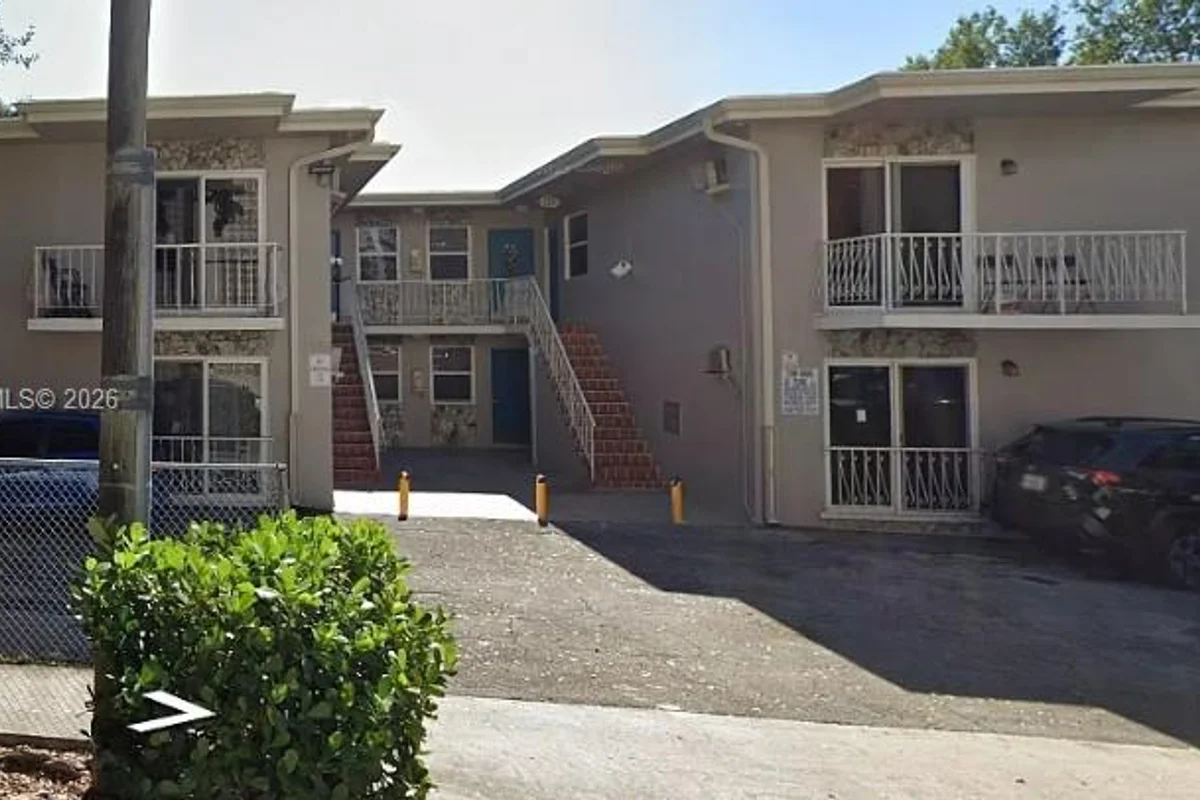 1380 SW 2nd St #2, Miami: photo 1 of 7