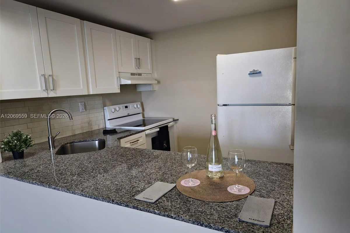 4550 NW 9th St #701E, Miami: photo 1 of 24