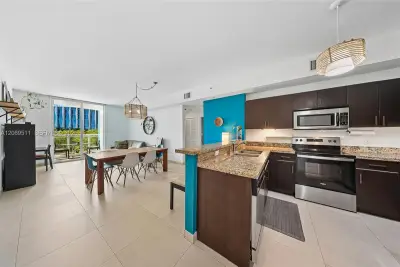 2020 Prairie Ave #302, Miami Beach: photo 1 of 17