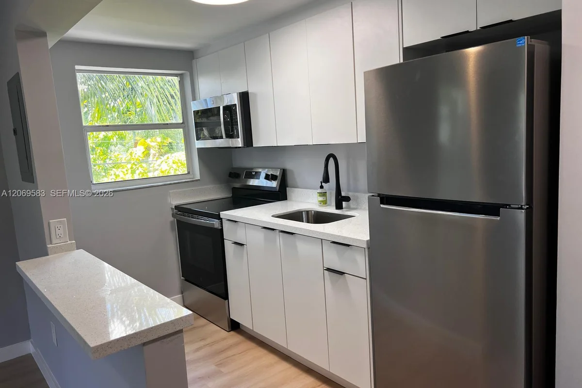 7820 NE Bayshore Ct #208, Miami: photo 1 of 14