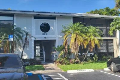 819 NE 199th St #6-101, Miami: photo 1 of 11