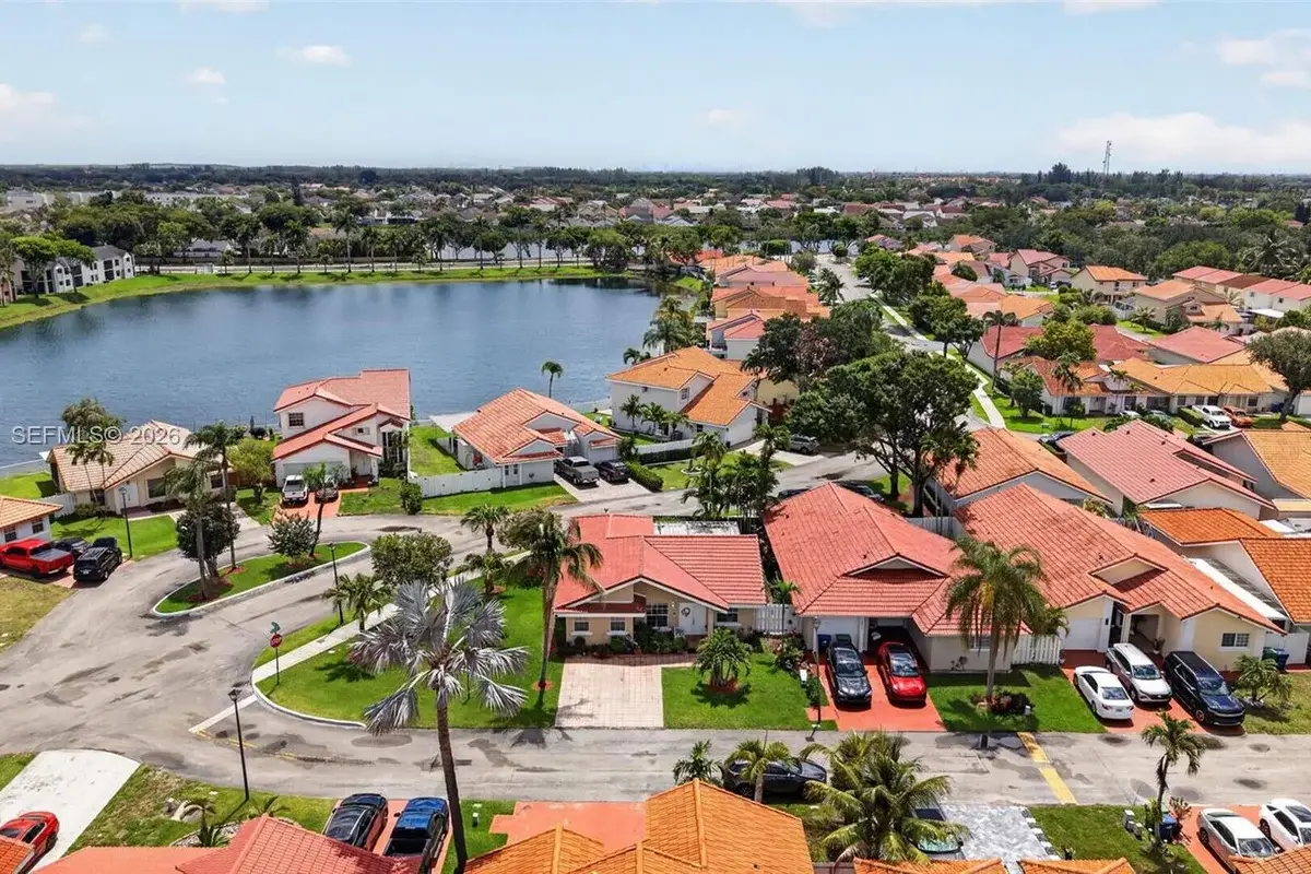 18847 NW 83rd Pl, Hialeah: photo 1 of 42